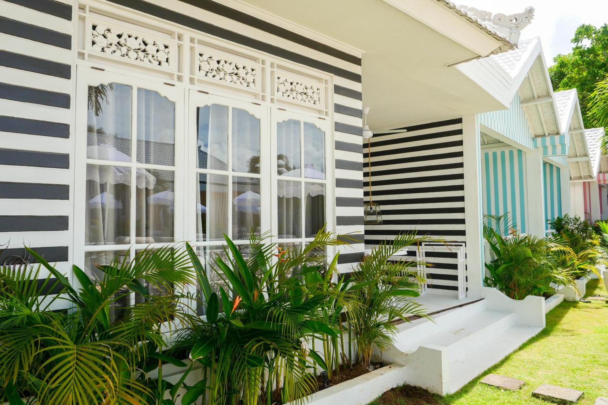 Ria Uluwatu, Tropical Chic Hotel Buitenkant foto